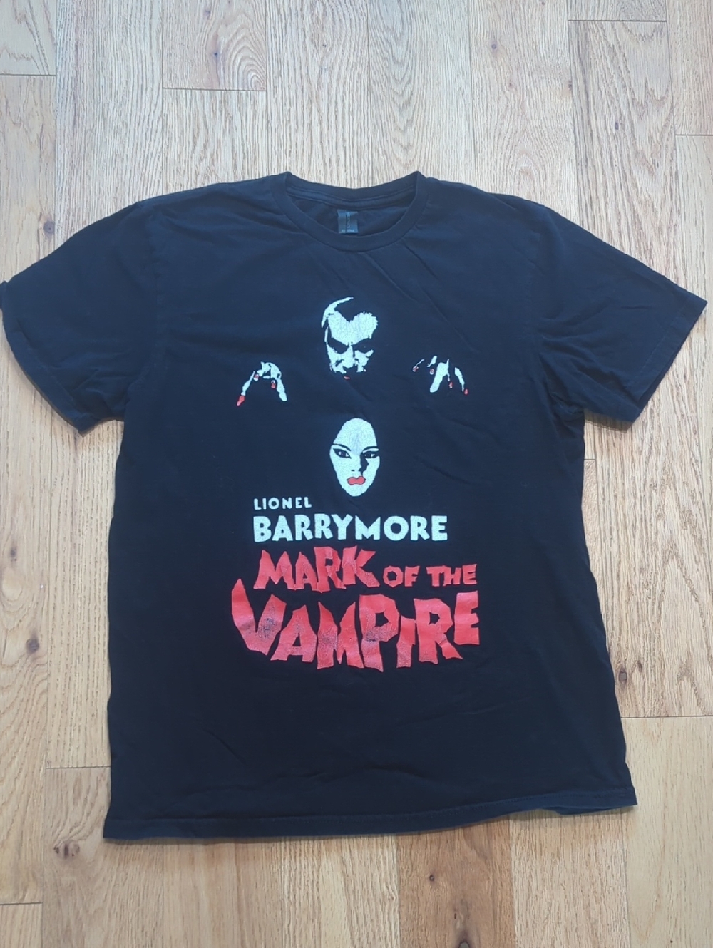 Gildan. 'Mark of the Vampire' Graphic Tee. Size Medium.